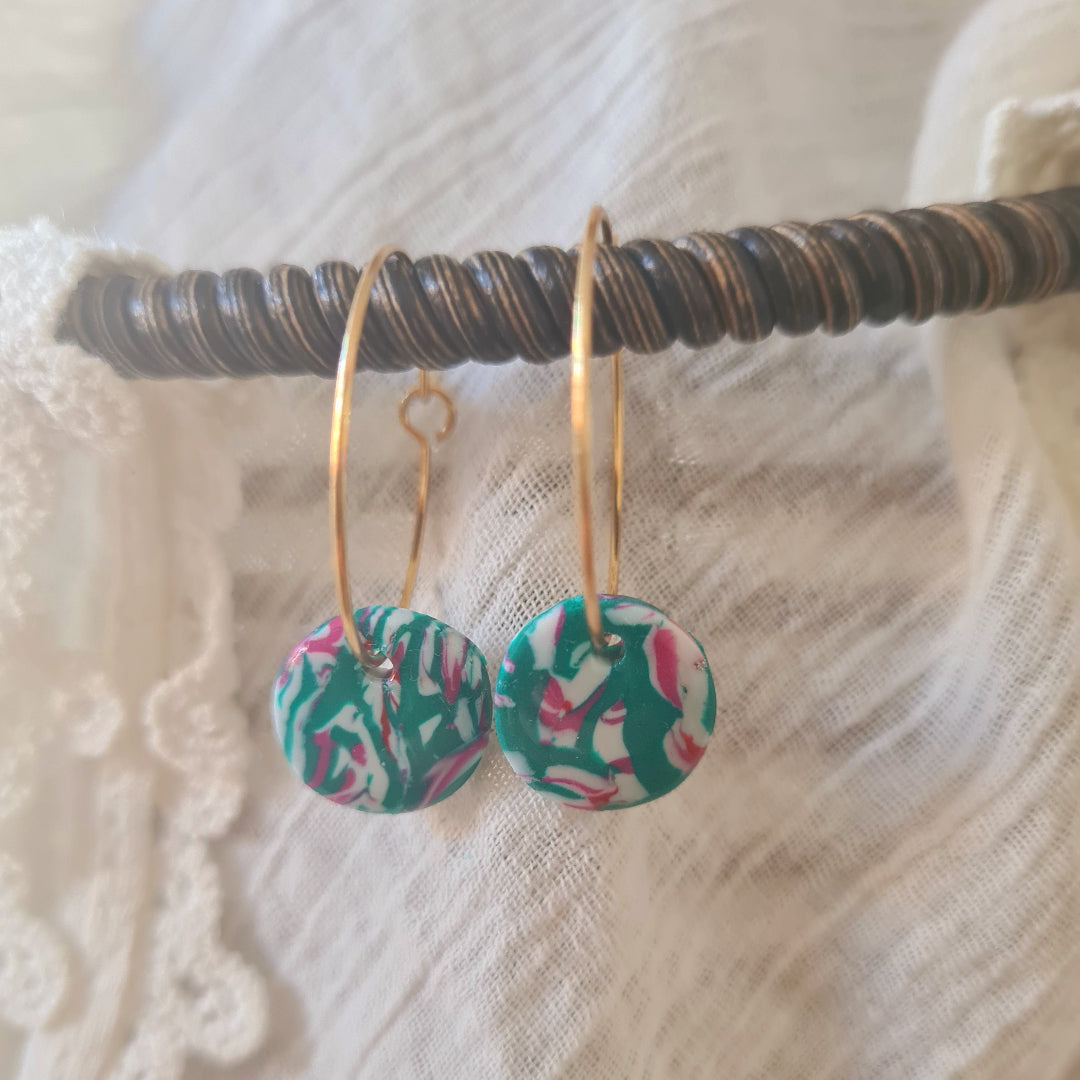  Handgemaakte polymeerklei oorbellen met goudkleurige ring, bedel in roze groen en wit