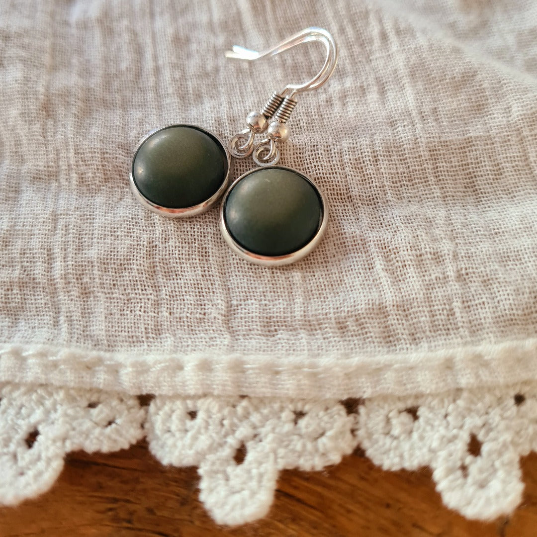Zilverkleurige oorbellen met donkergroene ronde cabochon en zilver haakje