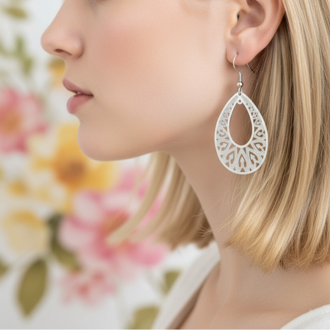Grote zilveren bohemian druppel oorbellen gedragen, vrije stijlvolle look