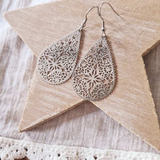 Grote zilveren boho druppel oorbellen met open patroon