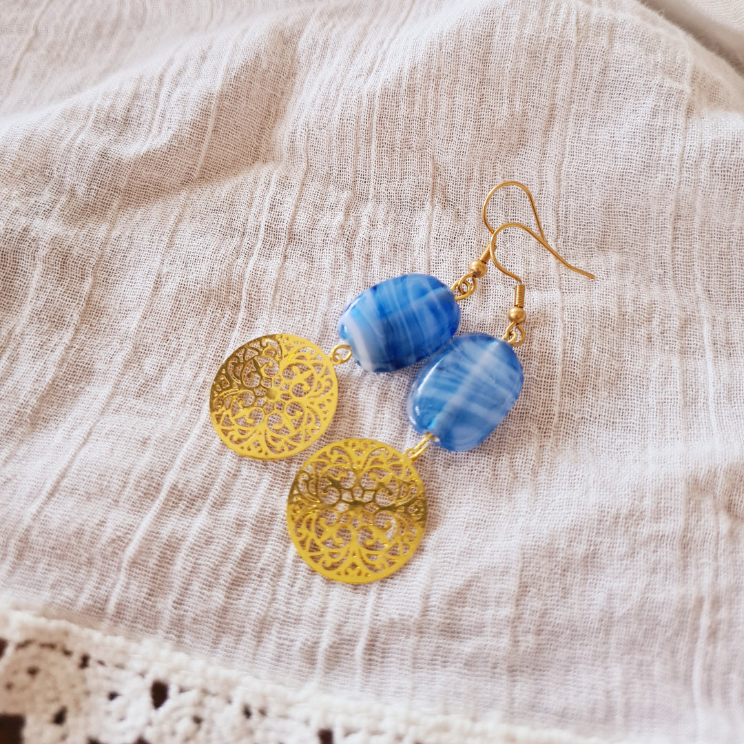 One of a kind blauwe glaskralen oorbellen uit India met stainless steel haakje
