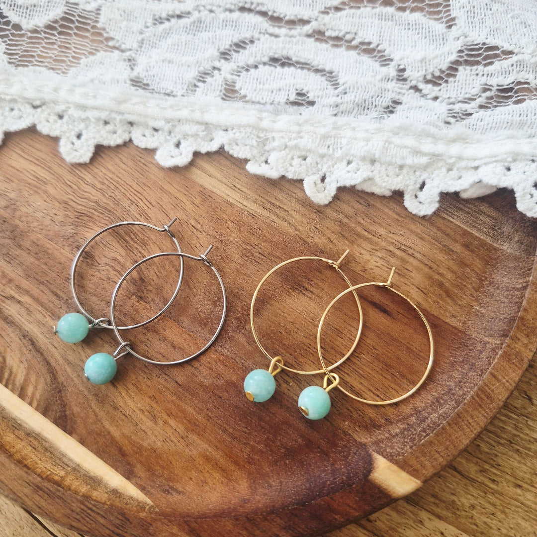 Handgemaakte oorbellen met groene aventurijn aan ring