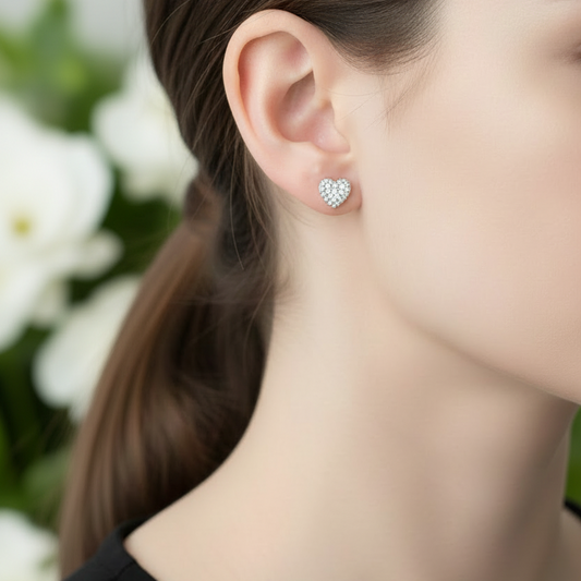 Hart oorbellen gedragen met bloemen achtergrond