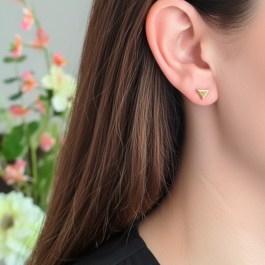 Kleine gouden driehoekige studs - nieuw model perfect glad haar