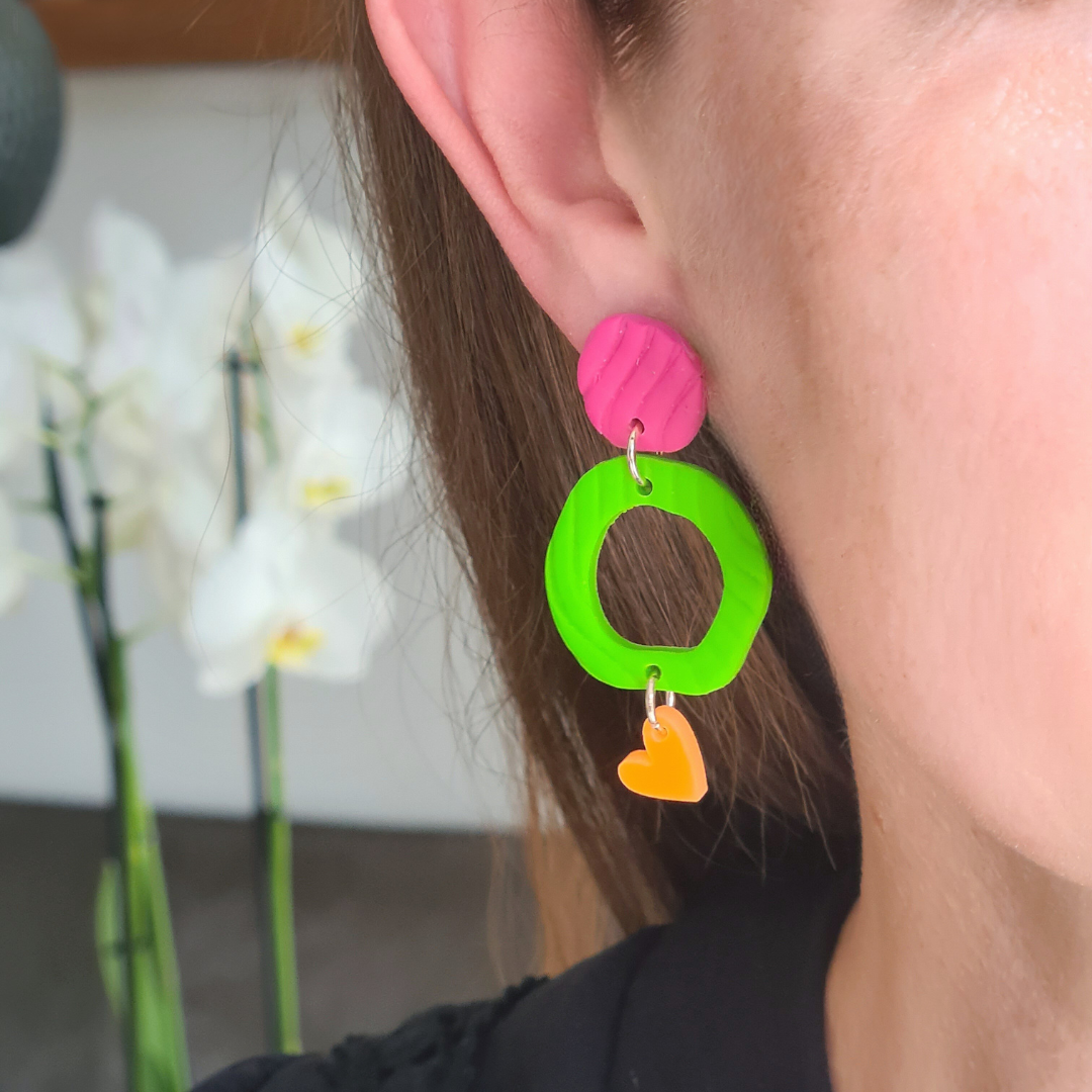 handgemaakte polymeerklei oorbellen groen roze oranje
