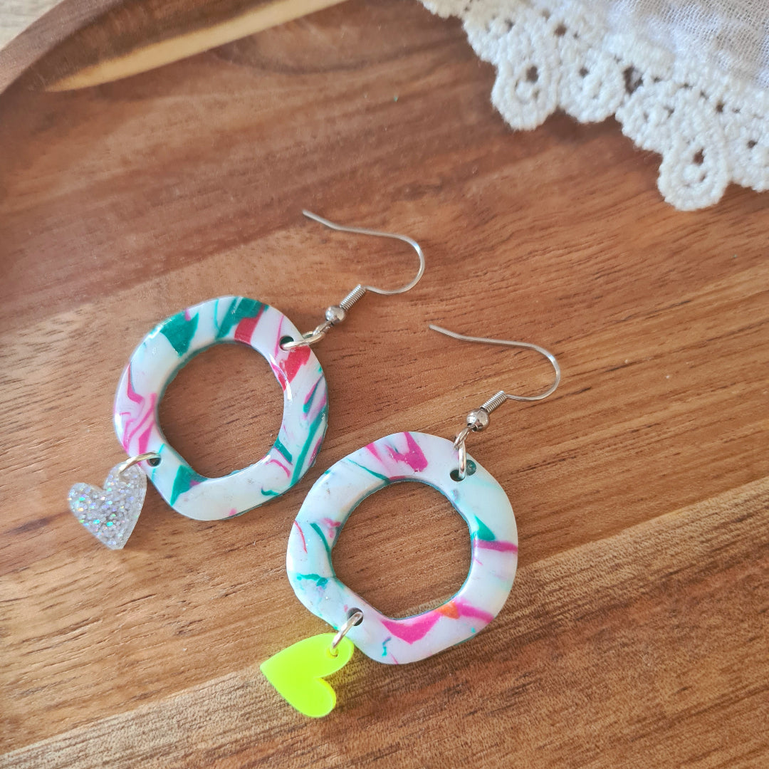 Polymeerklei oorbellen neon geel en zilver glitter hartje