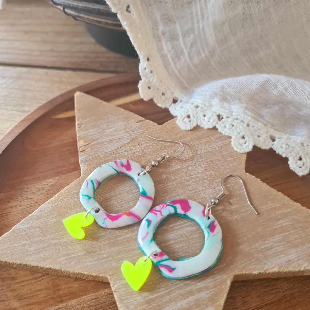 Handgemaakte polymeerklei oorbellen neon geel hartje