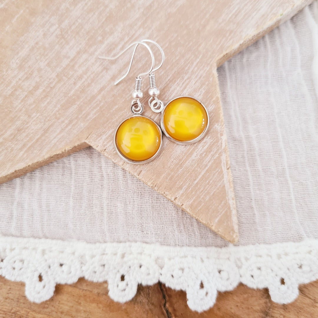 Korte hangertjes met geel cabochon steentje zilver