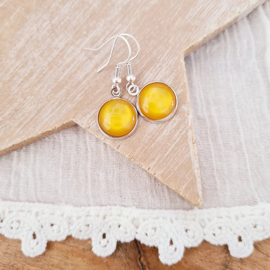 Korte hangertjes met geel cabochon steentje zilver