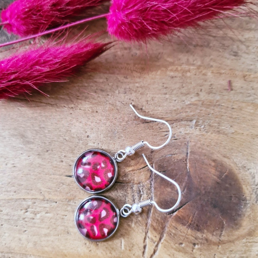 Korte zilverkleurige oorbellen met roze leopardprint bedel en glanzend bolletje, lichtgewicht hangertjes van 3 cm 