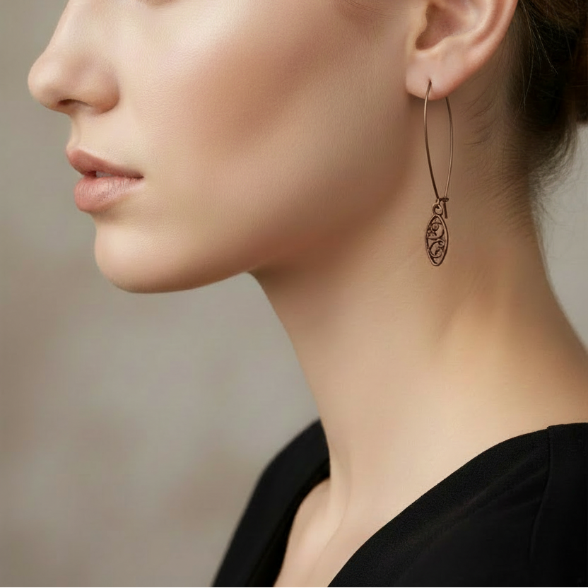 Lange bruine oorbellen met open patroon elegant