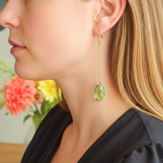 Lange gouden druppel oorbellen met groene glazen steen facetgeslepen