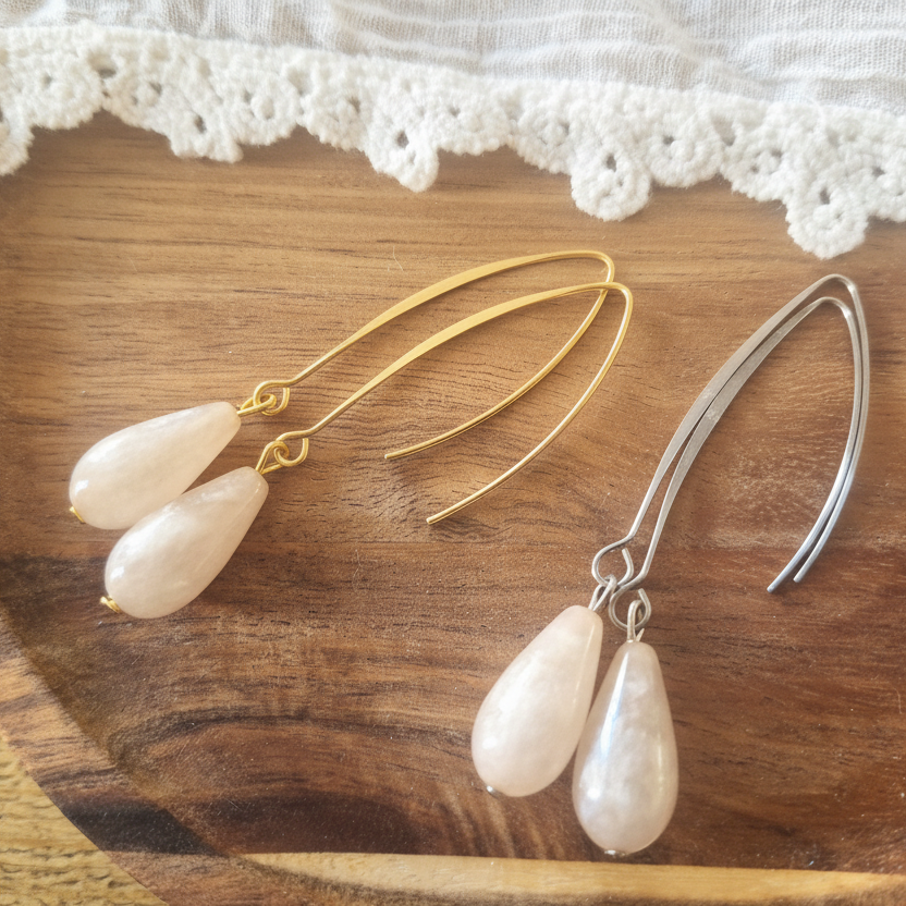 Lange oorbellen met creme druppelvormige hanger van Polaris Elements, verkrijgbaar in goudkleurig en zilverkleurig stainless steel