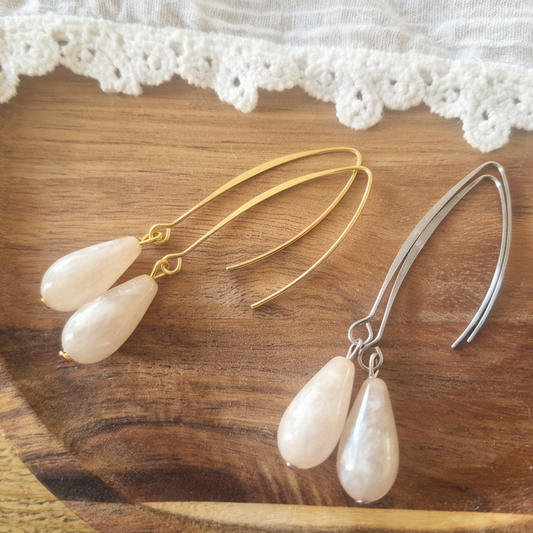 Lange oorbellen met creme druppelvormige hanger van Polaris Elements, verkrijgbaar in goudkleurig en zilverkleurig stainless steel