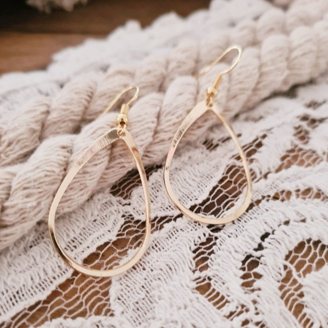 Overzicht gouden statement oorbellen met ovale druppelvorm, 5,2 cm lang, stijlvol en tijdloos design