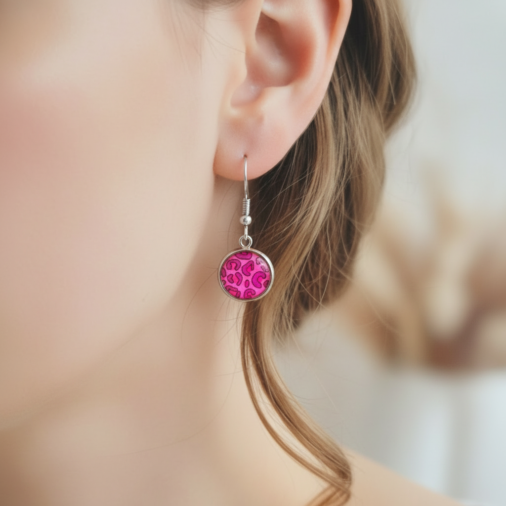Luipaard oorbellen zilver fuchsia gedragen