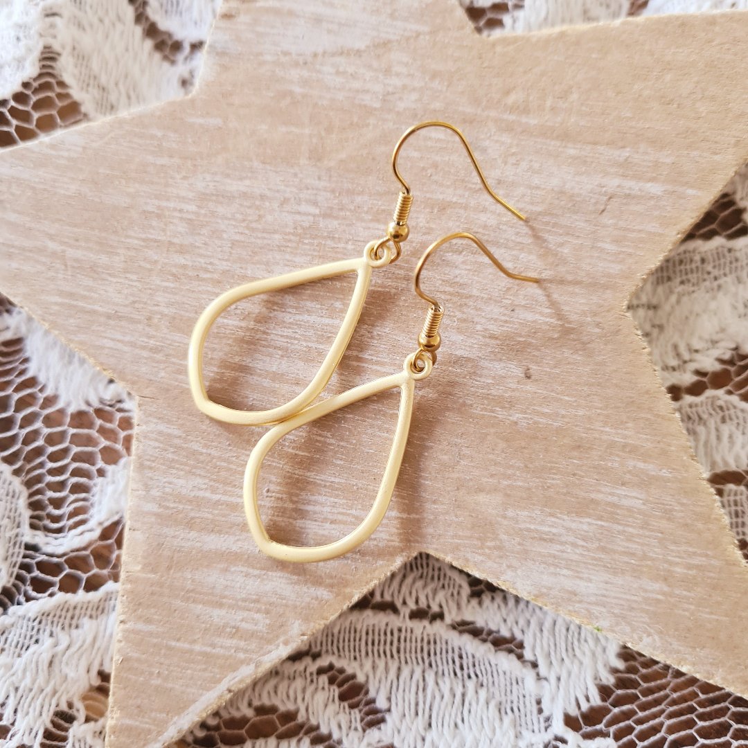 Matgouden druppel oorbellen met speels elegant design, veelzijdige statement oorbellen