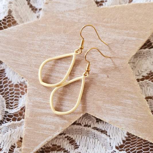 Matgouden druppel oorbellen met speels elegant design, veelzijdige statement oorbellen