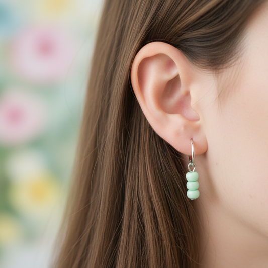 Mintgroene kraaltjes op zilveren ringetje