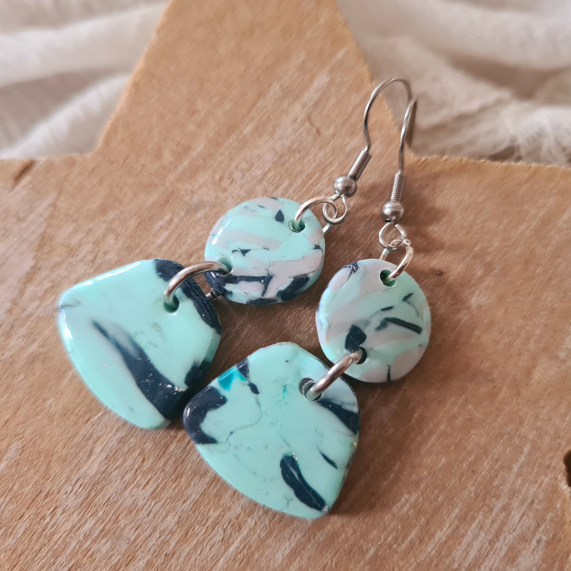 Lichte polymeerklei oorbellen met marmerstructuur in mint zwart en grijs