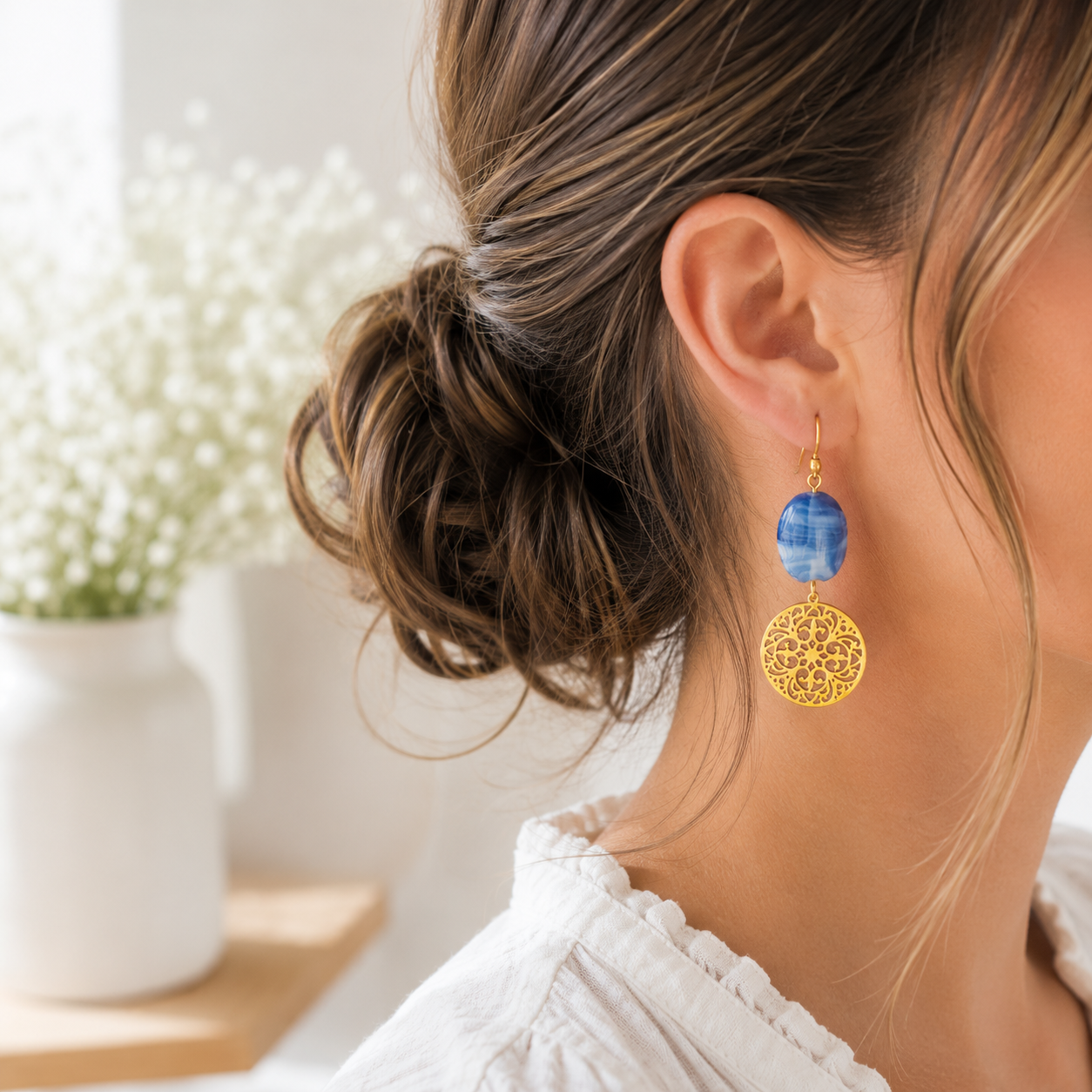 one of a kind oorbel met blauwe glaskraal uit India en filigraan bedel