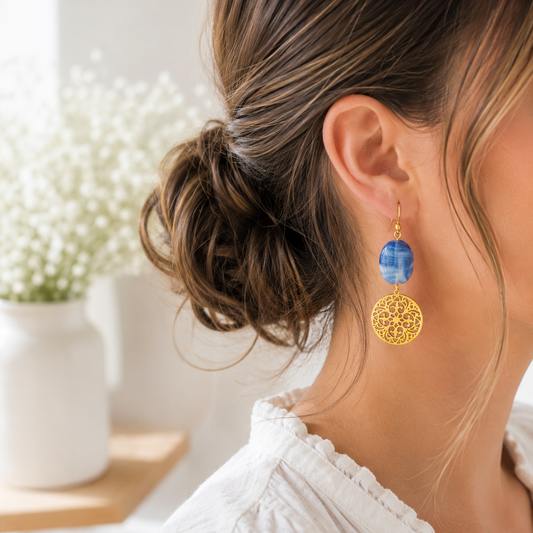 one of a kind oorbel met blauwe glaskraal uit India en filigraan bedel