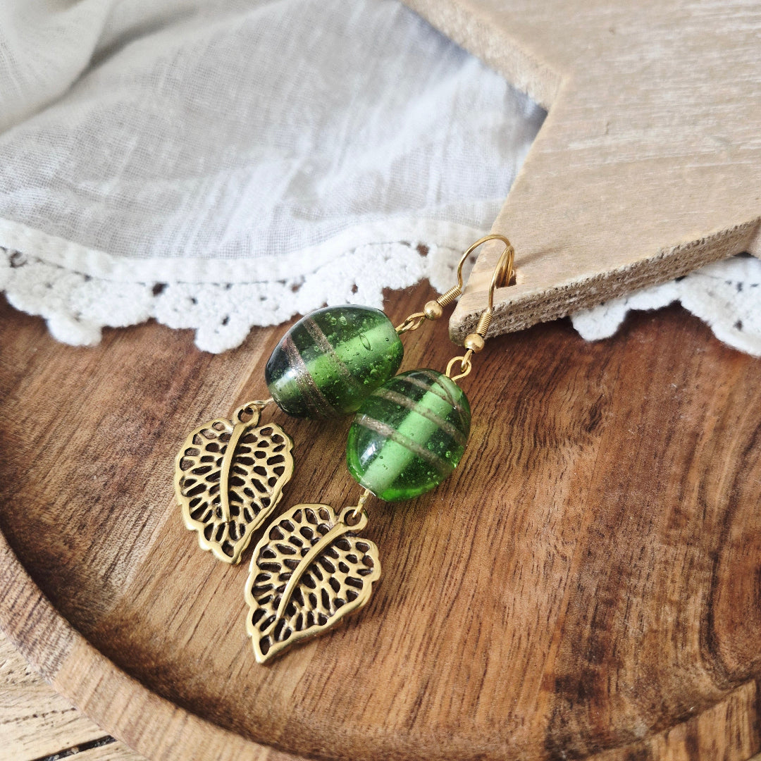 One of a kind goudkleurige hangertjes met ronde groene Indiase glaskraal en filigraan bladbedel, nikkelvrij, 7 cm