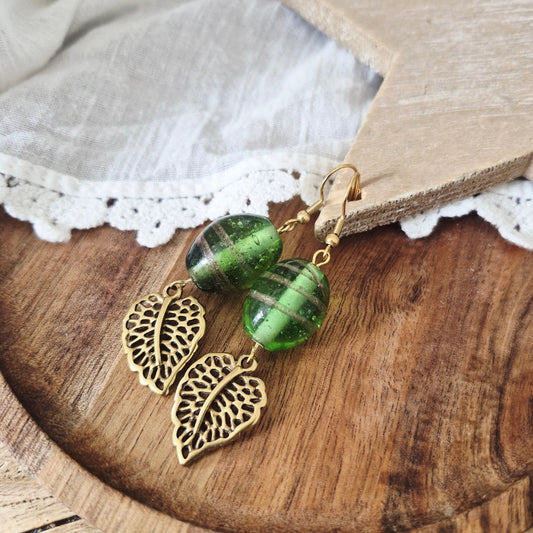 One of a kind goudkleurige hangertjes met ronde groene Indiase glaskraal en filigraan bladbedel, nikkelvrij, 7 cm