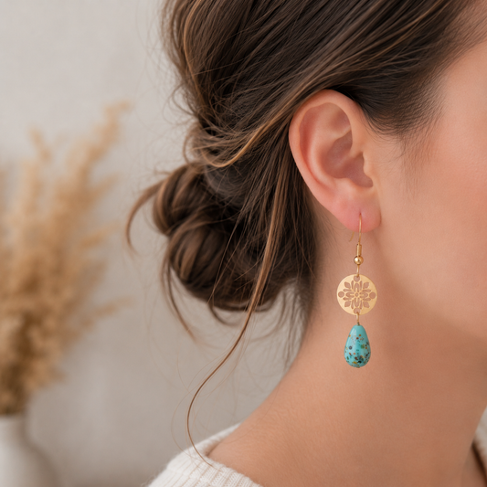 one of a kind oorbellen met gouden bedel en blauwe glaskraal