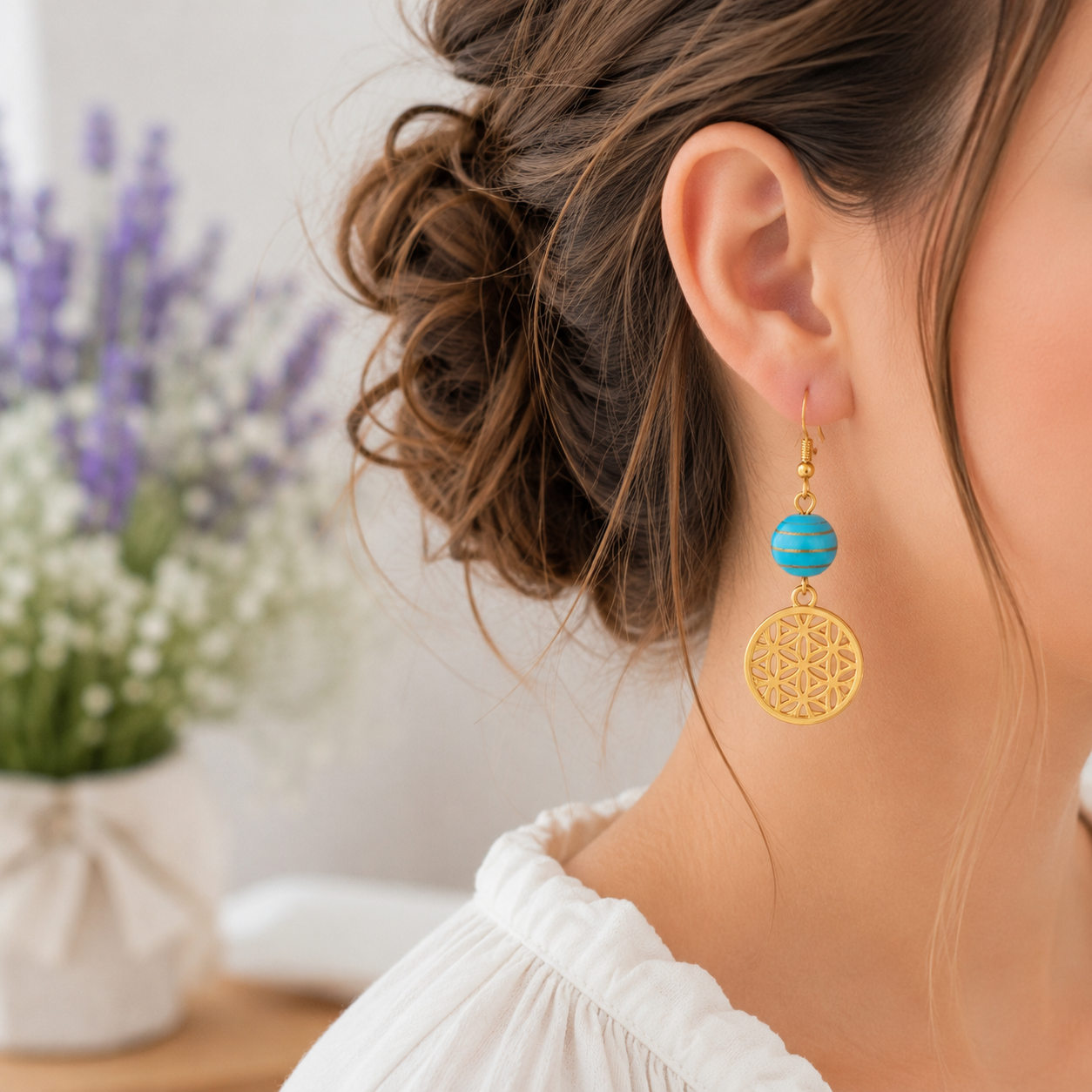 one of a kind oorbellen met gouden filigraan bedel en blauwe kraal