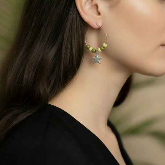 One of a kind zilveren ringen met groene kraaltjes en ster bedel productfoto