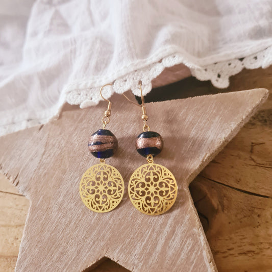 One of a kind oorbellen met donkerblauwe glaskraal en gouden bedel van Little Suzies