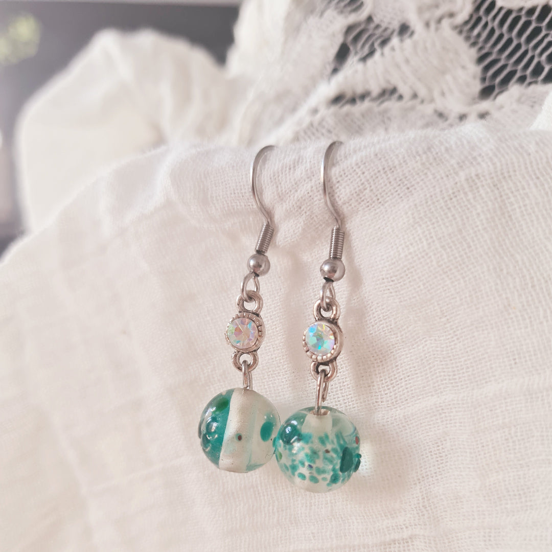 Zilverkleurige oorbellen met transparant groene glaskraal uit India