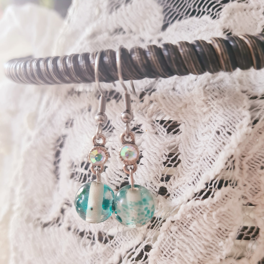 One of a kind oorbellen met transparant groene kraal en tussenstuk