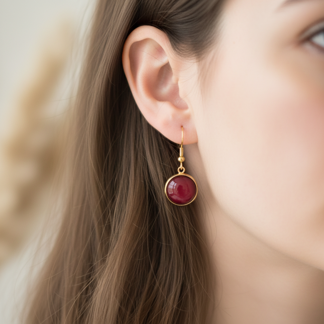 Oorbellen bordeauxrode steen goud kort