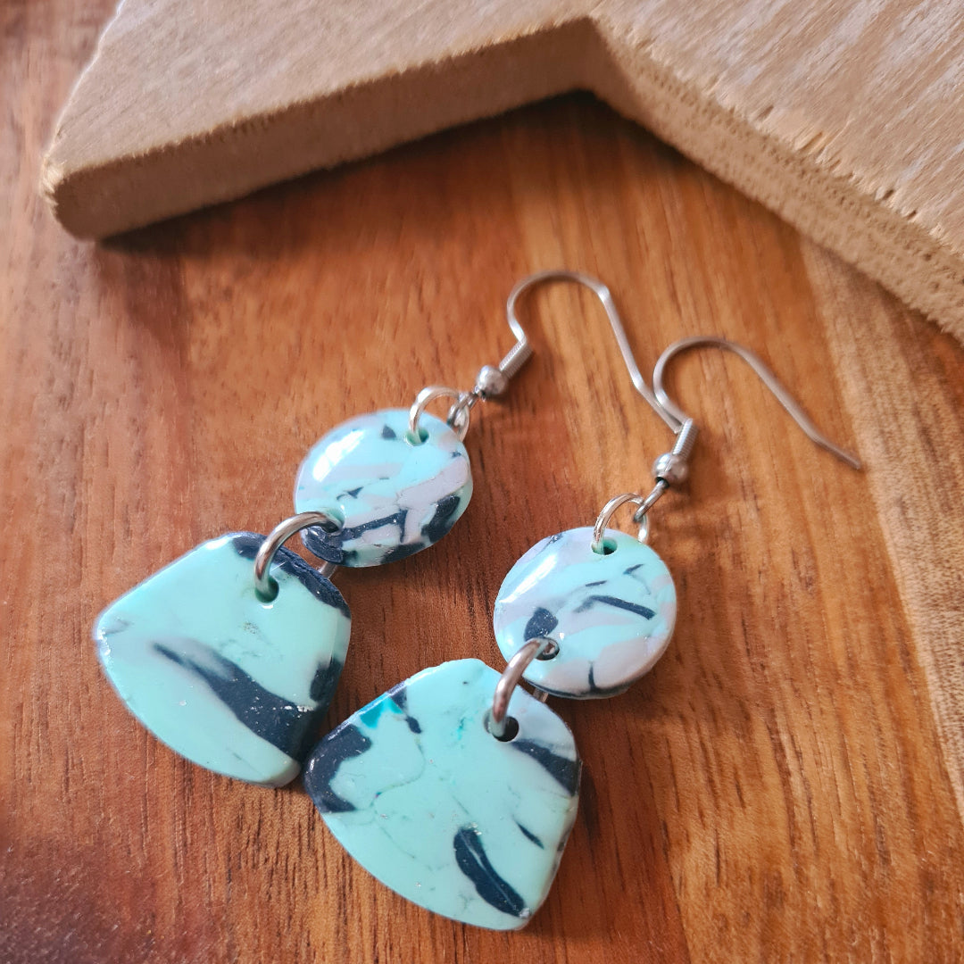 Handgemaakte polymeerklei oorbellen in mint met zwart en grijs marmerdetails