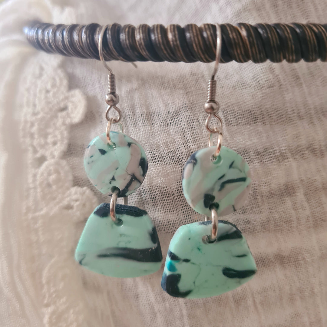 Mint polymeerklei oorbellen met marmerlook en stainless steel oorhaakjes