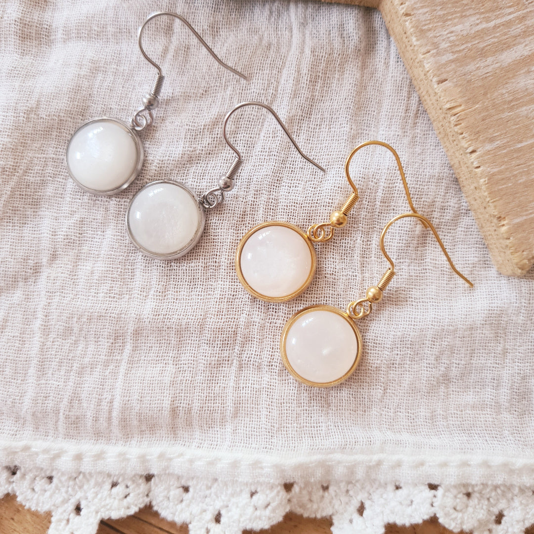 Ronde oorbellen met witte glanzende steen in zilver of goud