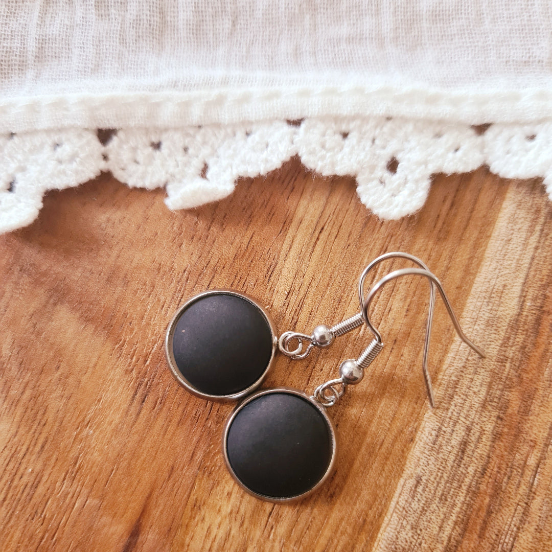 Matzwarte cabochon oorbellen stainless steel nikkelvrij detail