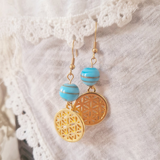 Goudkleurige oorbellen met blauwe glaskralen uit India van Little Suzies