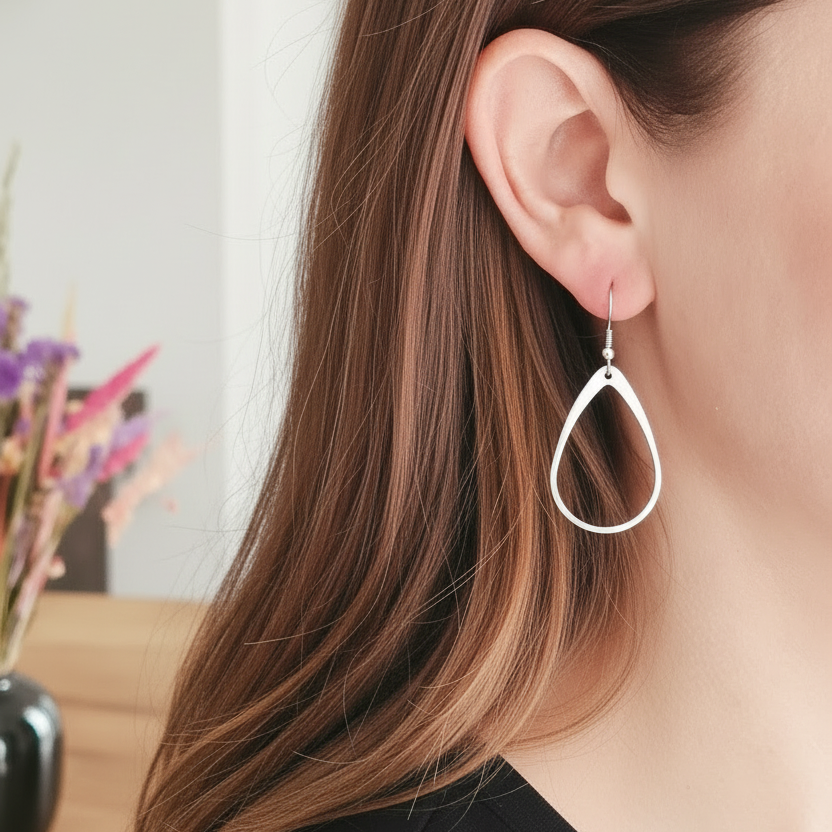 Open druppel oorbellen - verbeterd haar en zwarte top, zelfde oorbel