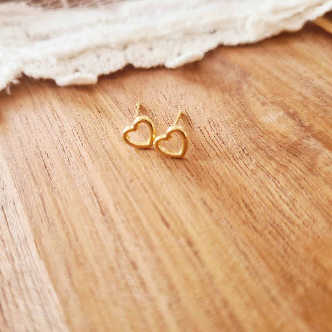 Gouden hartjes oorstekers van stainless steel, subtiel en lichtgewicht