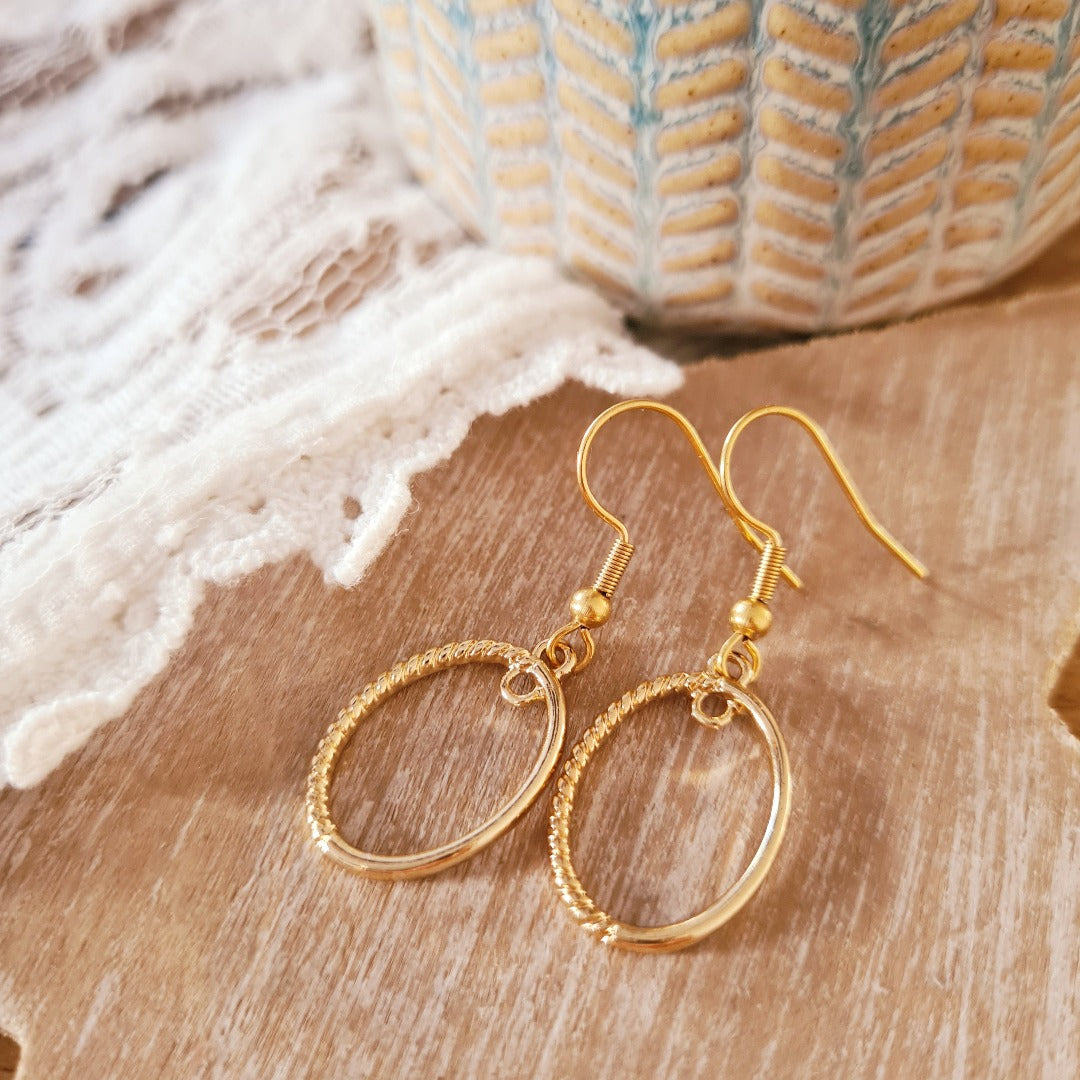 ovalen gouden oorbellen met chique afwerking