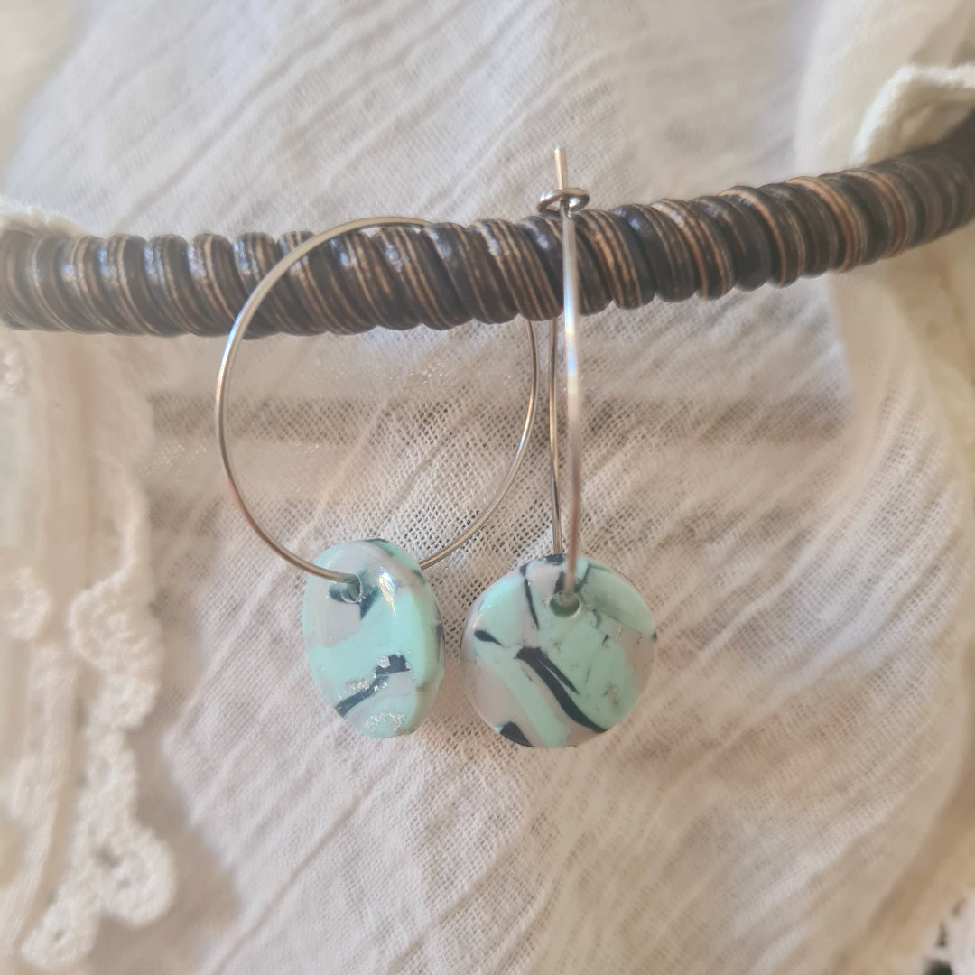 Zilverkleurige ringen met mintgroene polymeerklei bedel