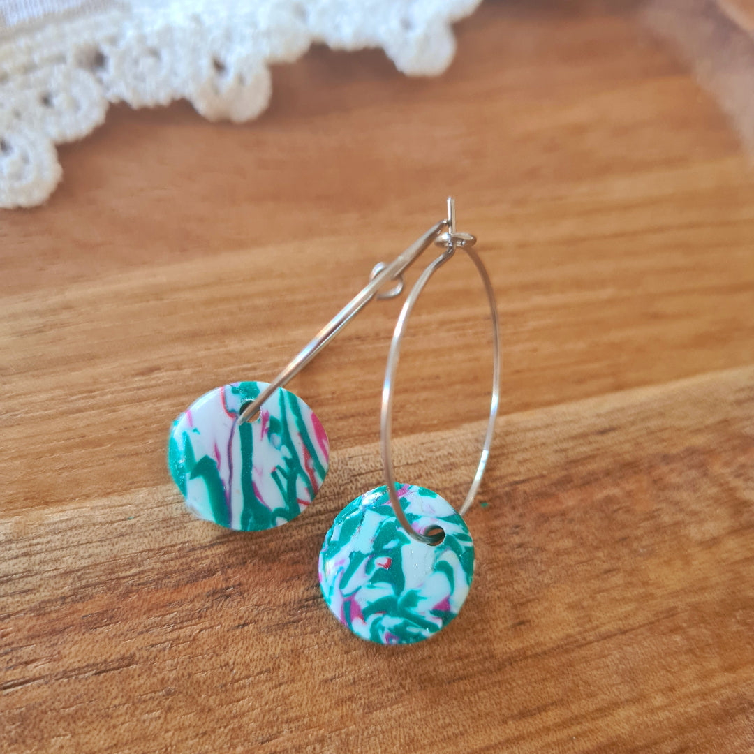 Zilverkleurige stainless steel ringen met handgemaakte polymeerklei bedel in roze groen wit