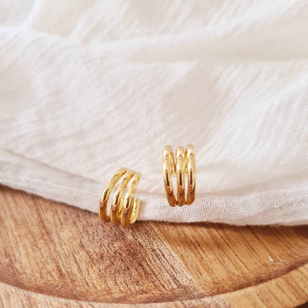 Gouden oorbel met drie ringetjes van stainless steel