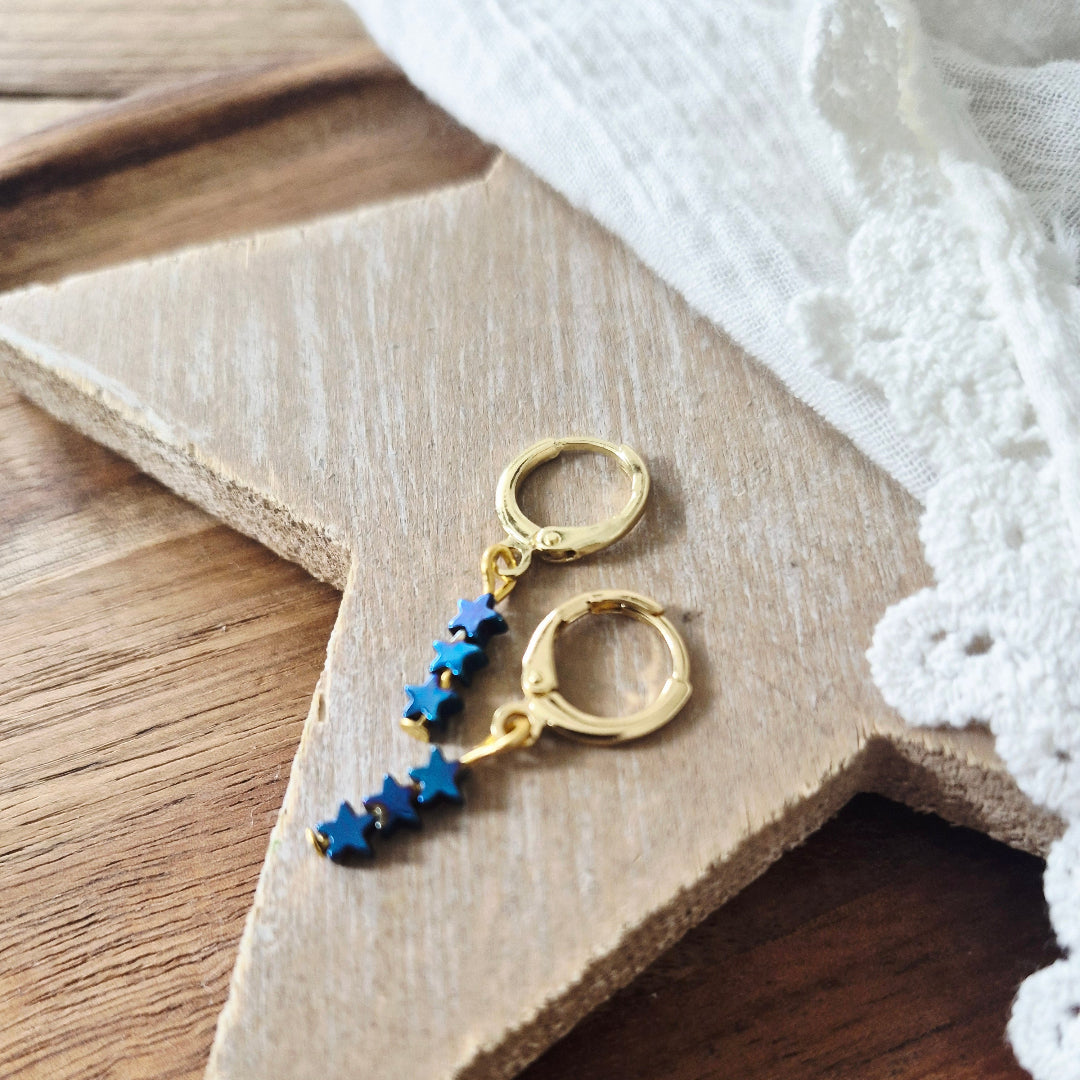 goudkleurig ringetje met drie kleine blauwe hematiet sterretjes