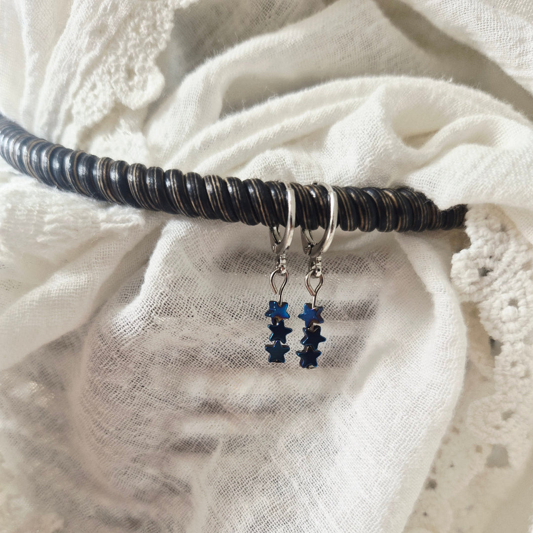 zilverkleurig ringetje met drie kleine blauwe hematiet sterretjes