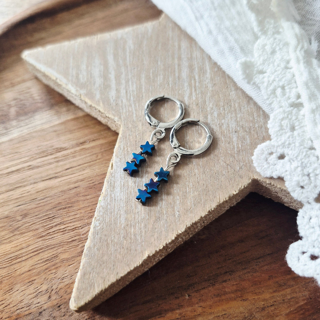 ringetjes met kliksluiting en blauwe hematiet sterretjes, goud en zilver