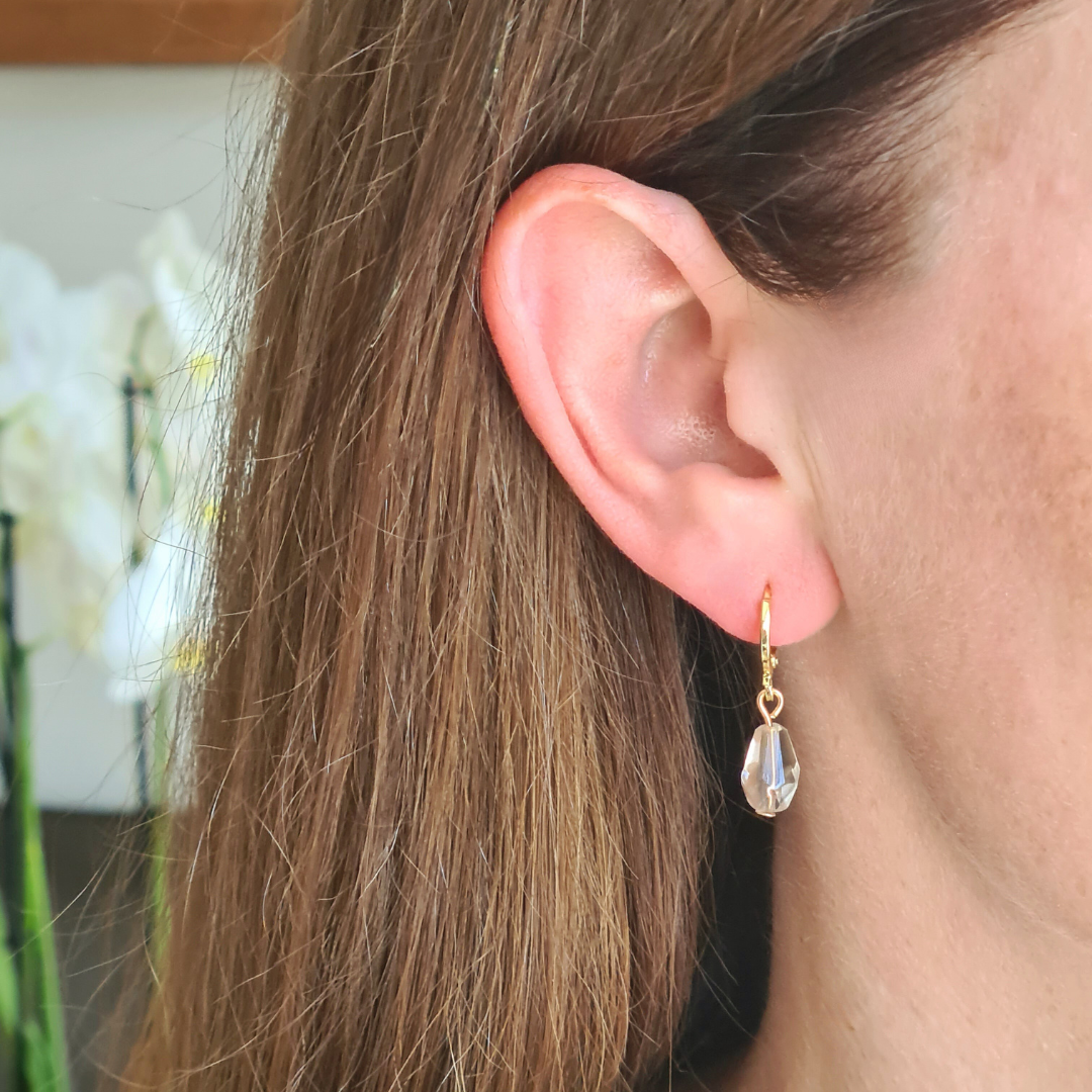 Stijlvolle gouden oorbellen met transparante glasdruppel, tijdloos en comfortabel